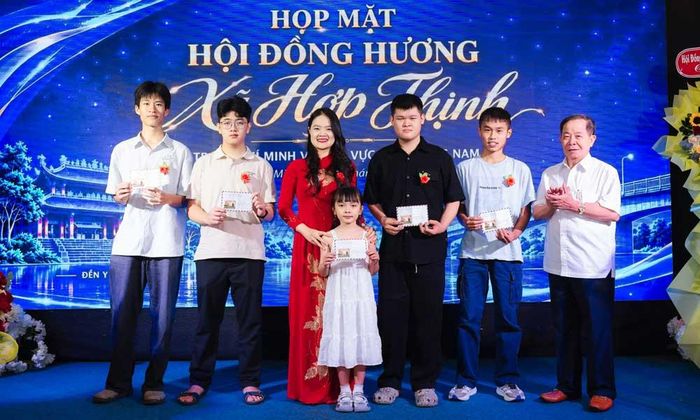 Hội đồng hương xã Hợp Thịnh tại Thành phố Hồ Chí Minh khen thưởng học sinh, sinh viên có thành tích trong học tập.