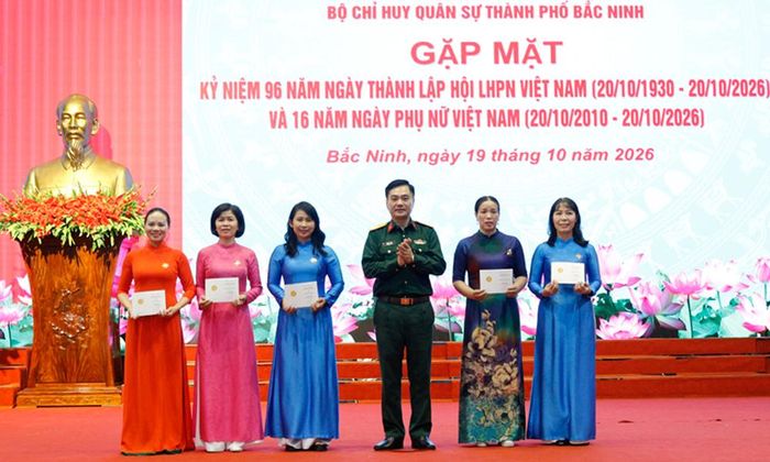 Đại tá Phương Nam Ký trao Kỷ niệm chương của Ban Thường vụ Hội liên hiệp Phụ nữ Việt Nam cho các cá nhân.