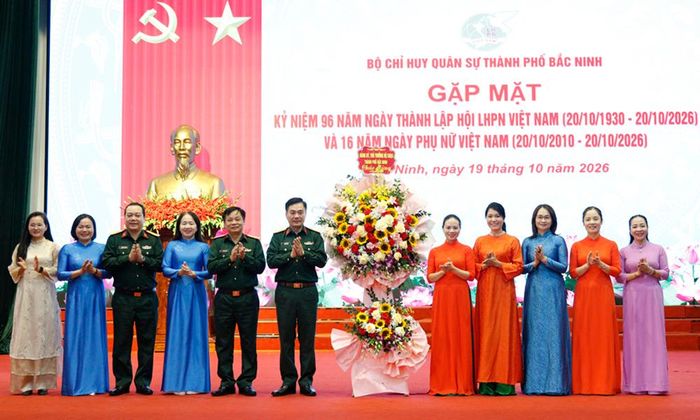 Các đồng chí lãnh đạo Bộ Chỉ huy quân sự thành phố tặng hoa chúc mừng phụ nữ lực lượng vũ trang thành phố.