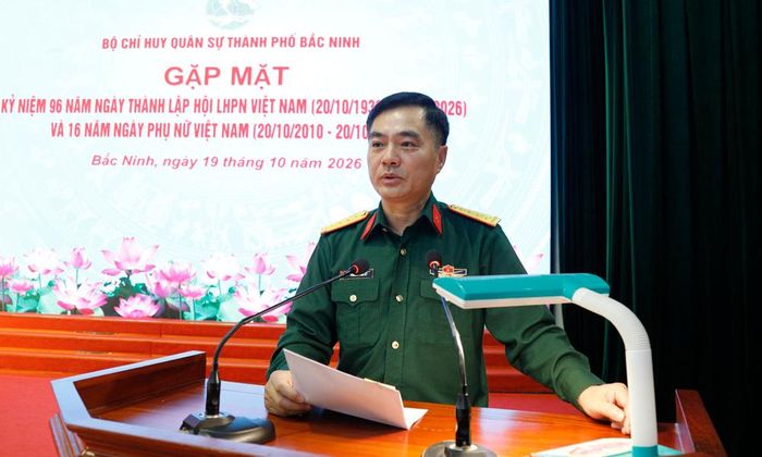 Đại tá Phương Nam Ký phát biểu chúc mừng phụ nữ lực lượng vũ trang thành phố.