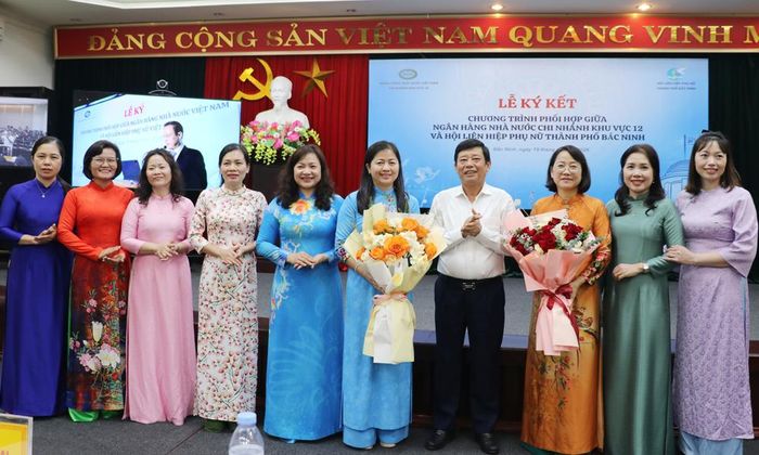  Phó Chủ tịch UBND thành phố Ngô Tân Phượng tặng hoa chúc mừng đại diện 2 đơn vị nhân kỷ niệm 96 năm Ngày thành lập Hội Liên hiệp Phụ nữ Việt Nam. 