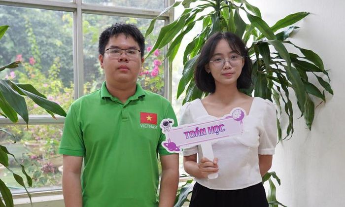  Trương Thanh Xuân và Nguyễn Đình Tùng, bạn đồng học tại Trường Đại học Khoa học Tự nhiên cùng vinh dự được nhận học bổng đợt này. 