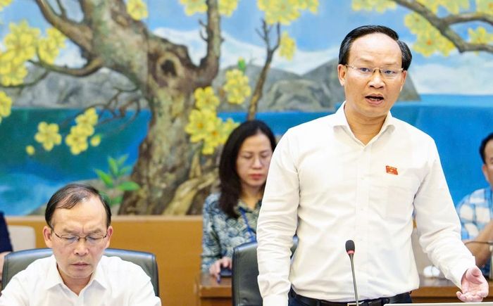  Đồng chí Phạm Văn Thịnh phát biểu ý kiến. 