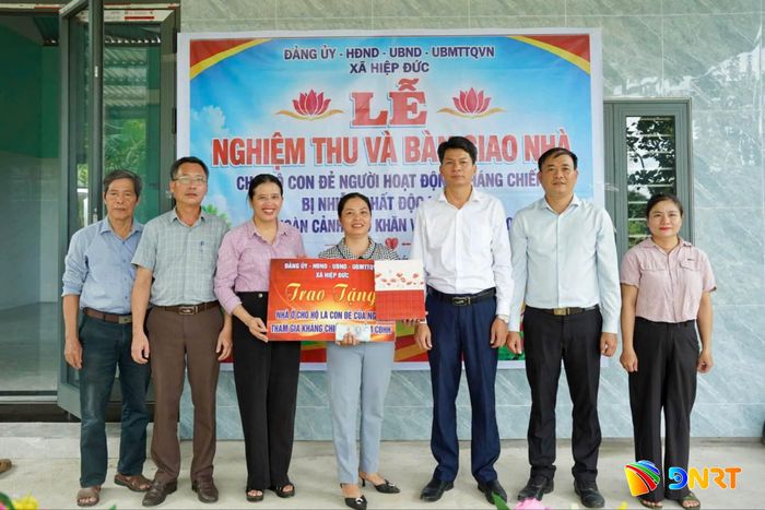 Xã Hiệp Đức bàn giao nhà ở cho hộ gia đình chính sách có hoàn cảnh khó khăn. Ảnh: ĐVCC