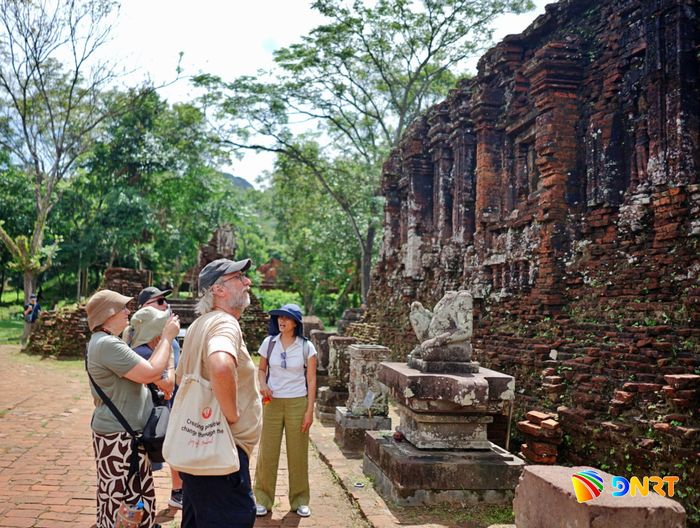 Du khách tham quan Di sản văn hóa thế giới Mỹ Sơn. Ảnh: XUÂN SƠN