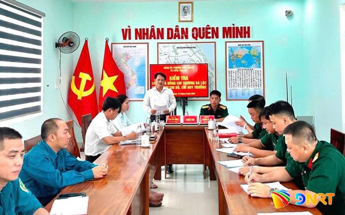 Tổ kiểm tra Đảng ủy phường Bàn Thạch tổ chức kiểm tra Chi bộ Quân sự phường và đồng chí Bí thư Chi bộ về vai trò lãnh đạo thực hiện các nhiệm vụ chính trị được giao. Ảnh: N.ĐOAN