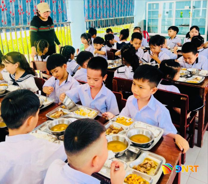 Trường Tiểu học Nguyễn Bá Phát (phường Liên Chiểu) chú trọng bảo đảm chất lượng, dinh dưỡng và an toàn thực phẩm trong bữa ăn bán trú cho học sinh. Ảnh: VY DŨNG