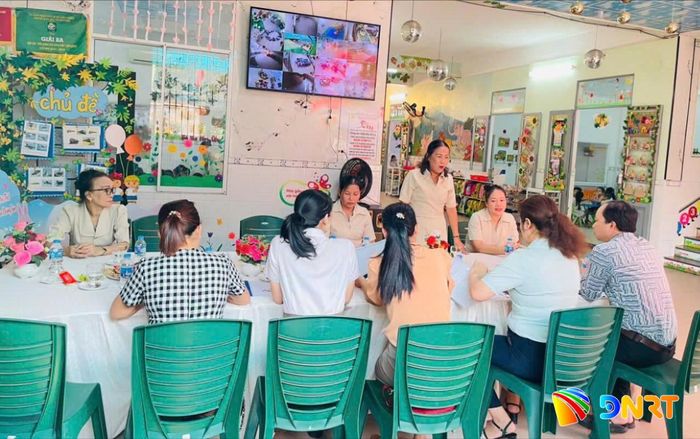 Lãnh đạo phường Liên Chiểu kiểm tra công tác bảo đảm an toàn thực phẩm tại bếp ăn bán trú tại trường Vành Khuyên (phường Liên Chiểu). Ảnh: VY DŨNG