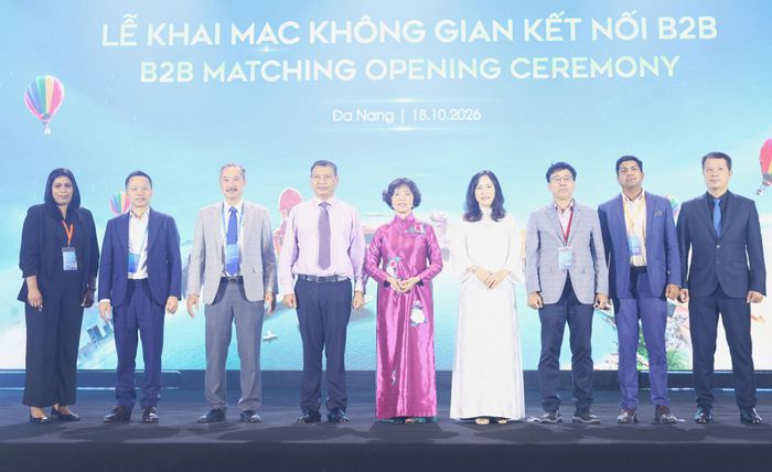 Các đại biểu thực hiện nghi thức khai mạc sự kiện và chụp ảnh lưu niệm. Ảnh: NGỌC HÀ