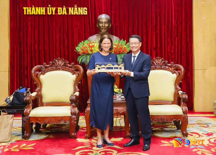 Phó Bí thư Thành ủy Ngô Xuân Thắng (bên phải) tặng quà lưu niệm cho Tổng Lãnh sự Catherine Grimmond. Ảnh: NGỌC PHÚ