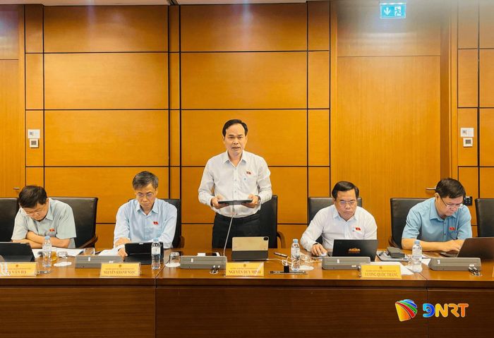 Phó Trưởng đoàn chuyên trách Đoàn đại biểu Quốc hội thành phố Đà Nẵng Nguyễn Duy Minh thảo luận tại tổ. Ảnh: HỒNG CHÂU