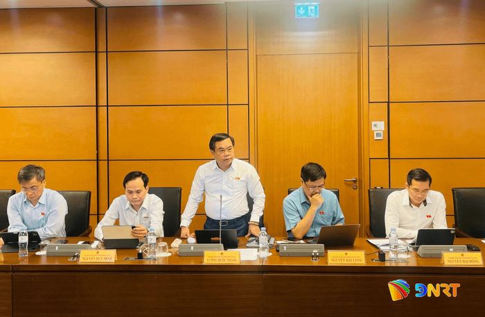 Đại biểu Quốc hội Vương Quốc Thắng thảo luận tại tổ. Ảnh: HỒNG CHÂU