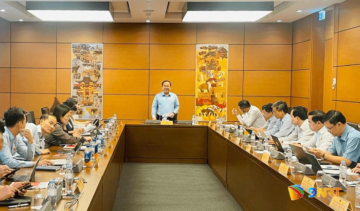 Quang cảnh thảo luận tổ sáng 19/10. Ảnh: HỒNG CHÂU