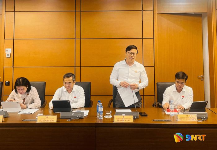 Đại biểu Quốc hội Phan Duy Anh thảo luận tại tổ. Ảnh: HỒNG CHÂU