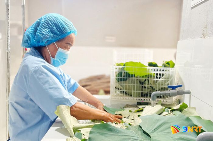 Nhiều nguyên liệu nhập về Hợp tác xã Nông nghiệp xanh Duy Oanh được sơ chế cẩn thận để bảo quản lâu dài. Ảnh: PHAN VINH