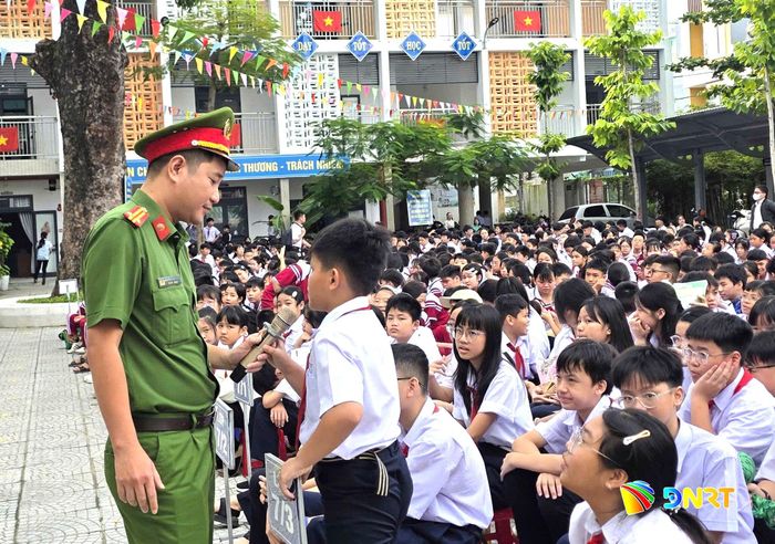 Cán bộ Công an phường An Hải trao đổi với học sinh về an toàn giao thông thông qua những tình huống gần gũi trong đời sống hằng ngày. Ảnh: DUY AN
