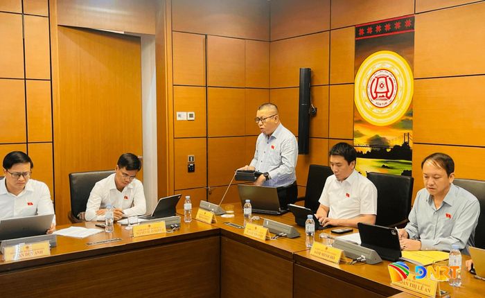 Đại biểu Quốc hội Trần Mạnh Huy thảo luận tại tổ. Ảnh: HỒNG CHÂU