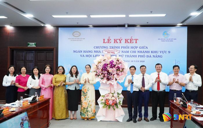 Đại diện lãnh đạo ngành ngân hàng trao tặng lẵng hoa chúc mừng các đồng chí lãnh đạo nữ nhân kỷ niệm 96 năm Ngày thành lập Hội Liên hiệp Phụ nữ Việt Nam (20/10/1930 - 20/10/2026). Ảnh: TÂM ĐAN