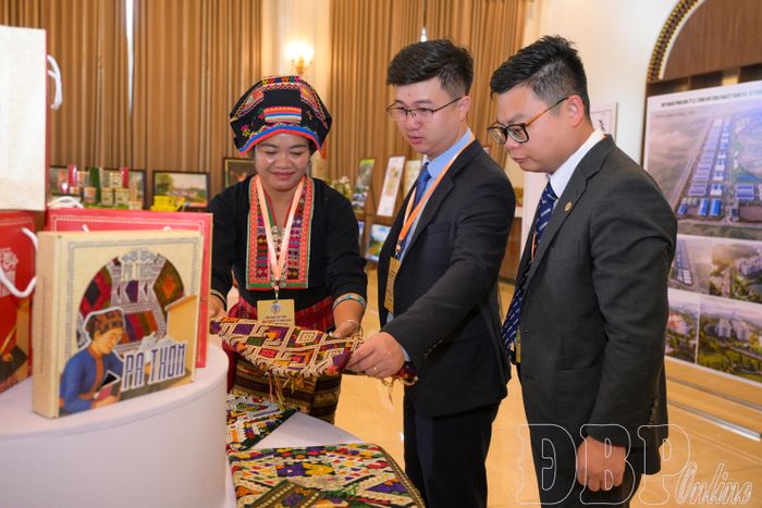 Đại biểu tham quan các gian hàng tại Hội nghị Xúc tiến đầu tư quốc tế năm 2026 tổ chức tại tỉnh Điện Biên.
