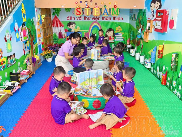 Không gian đọc sách tại Trường Mầm non Tủa Chùa được bố trí gần gũi, phù hợp với lứa tuổi của trẻ.