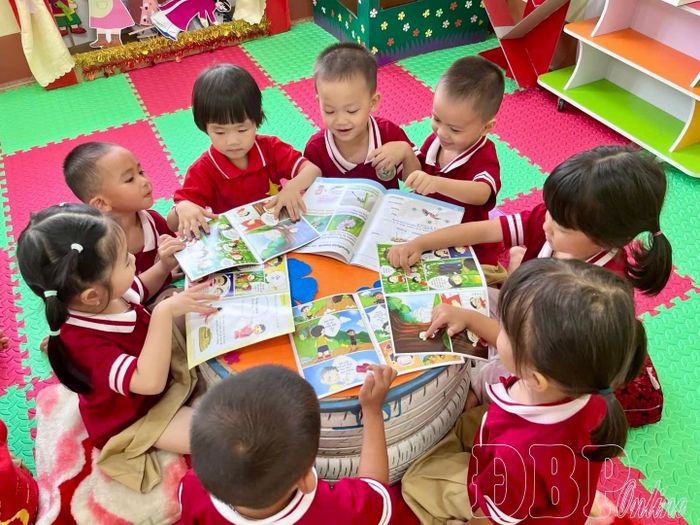 Trẻ tại Trường Mầm non Tủa Chùa làm quen với sách.