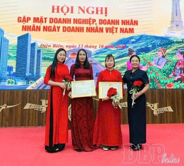 HTX của chị Phan Thị Hạnh Dung và chị Trần Thị Hương Quế được UBND tỉnh khen thưởng vì đóng góp trong hoạt động sản xuất, kinh doanh và phát triển kinh tế địa phương.
