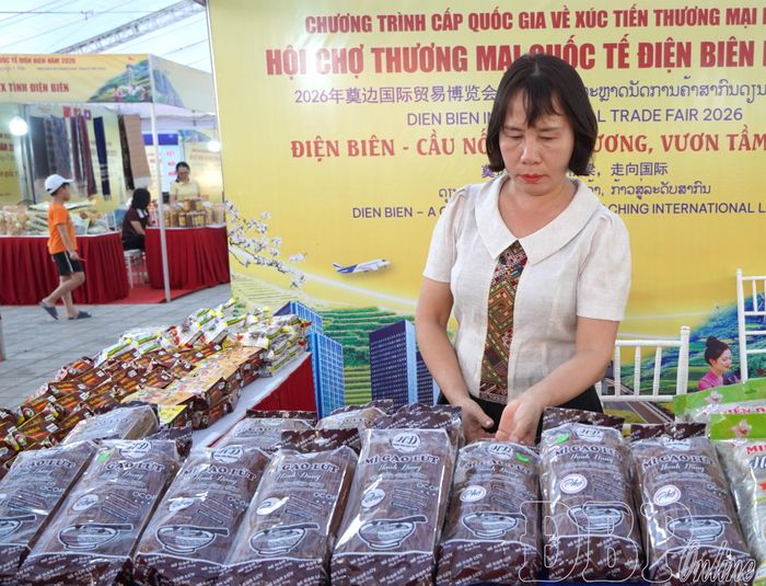 GIan hàng trưng bày sản phẩm của chị Phan Thị Hạnh Dung tại Hội chợ Thương mại quốc tế tỉnh Điện Biên năm 2026.