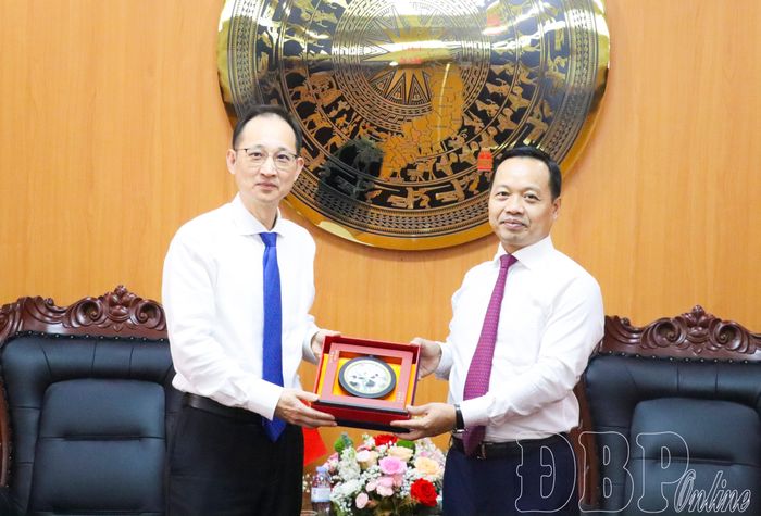 Đồng chí Vương Quần, Đại biện lâm thời Đại sứ quán Trung Quốc tại Việt Nam tặng quà lưu niệm Bí thư Tỉnh ủy Trần Tiến Dũng.
