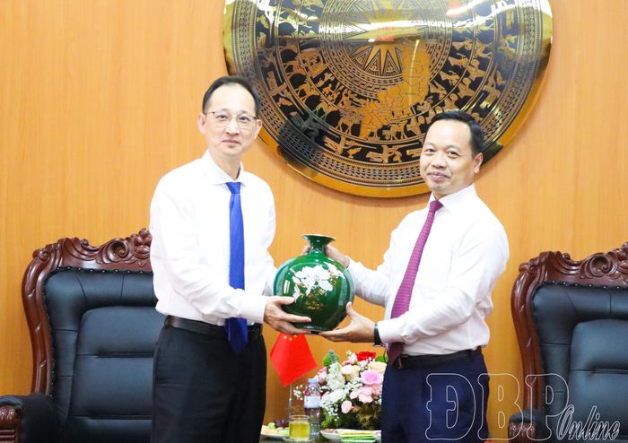 Bí thư Tỉnh ủy Trần Tiến Dũng tặng quà lưu niệm cho đồng chí Vương Quần, Đại biện lâm thời Đại sứ quán Trung Quốc tại Việt Nam.