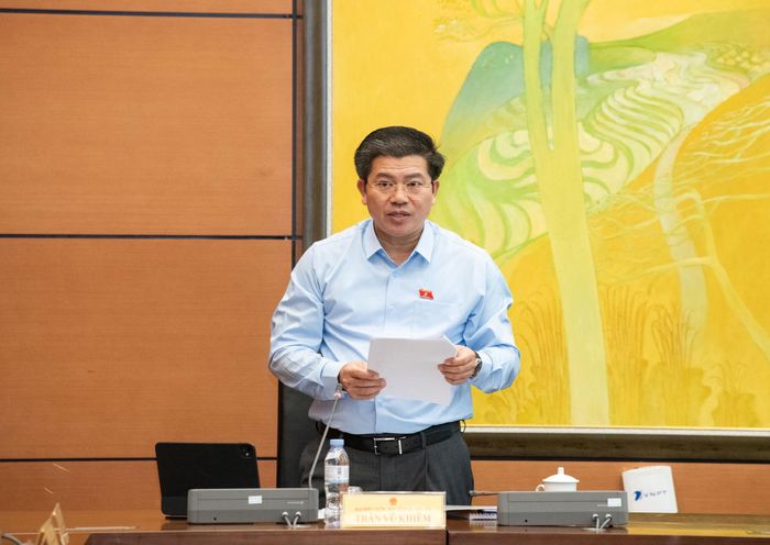 Đại biểu Trần Vũ Khiêm, Trưởng Đoàn ĐBQH tỉnh Quảng Trị chủ trì phiên thảo luận.