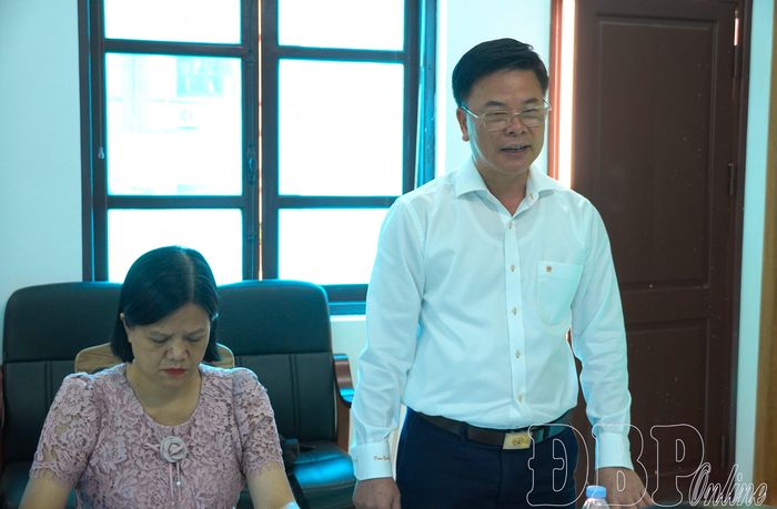 Đồng chí Vũ Văn Thượng, Ủy viên Ban Chấp hành Đảng bộ tỉnh, Giám đốc Báo và phát thanh, truyền hình Điện Biên tham gia ý kiến tại cuộc họp.