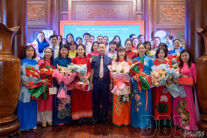 Bí thư Tỉnh ủy Trần Tiến Dũng và lãnh đạo tỉnh tặng hoa chúc mừng nữ cán bộ lãnh đạo, quản lý.