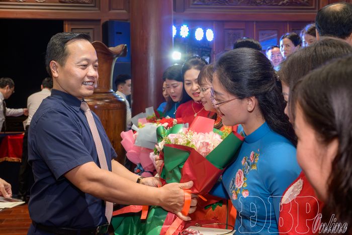 Bí thư Tỉnh ủy Trần Tiến Dũng tặng hoa chúc mừng nữ cán bộ lãnh đạo, quản lý.