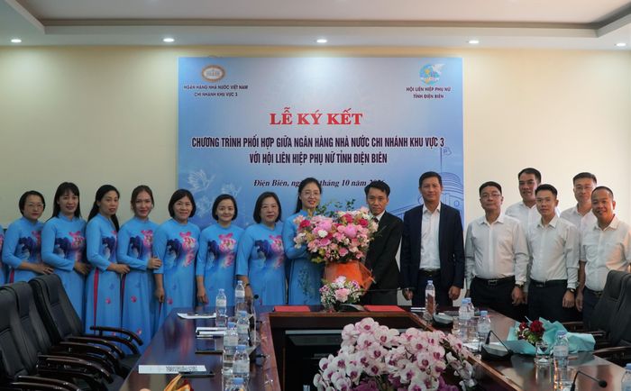 Ngân hàng Nhà nước chi nhánh Khu vực 3 tặng hoa chúc mừng Hội LHPN tỉnh nhân ngày 20/10.
