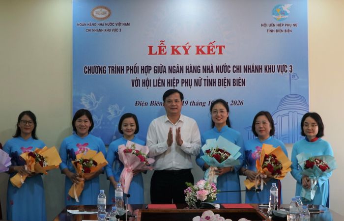 Phó Chủ tịch Thường trực UBND tỉnh Lò Văn Cương tặng hoa chúc mừng Hội LHPN tỉnh nhân ngày 20/10.