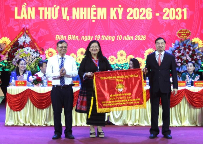 Phó Chủ tịch kiêm Tổng Thư ký Trung ương Hội Khuyến học Việt Nam Lê Mạnh Hùng trao Cờ Thi đua xuất sắc cho tập thể Hội Khuyến học tỉnh.