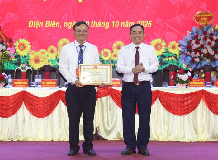 Phó Chủ tịch UBND tỉnh Nguyễn Văn Đoạt trao Bằng khen cho Hội Khuyến học tỉnh.