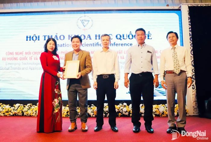 Bà Hoàng Thị Bích Hằng, Chủ tịch Liên hiệp các Hội Khoa học và Kỹ thuật Đồng Nai trao quà tri ân cho GS.TS Hoàng Viết Ngữ, Trường đại học Công nghệ Queensland (Australia).