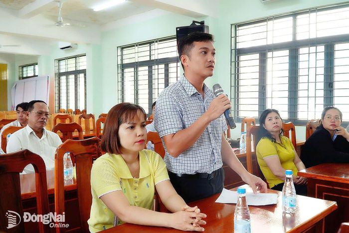 Đại diện hộ dân nêu ý kiến, kiến nghị tại hội nghị. Ảnh: Hồng Nương