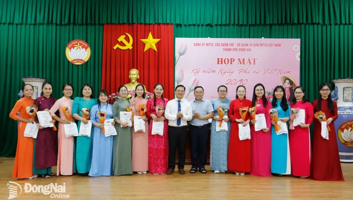 Ủy viên Ban Thường vụ Thành ủy, Phó Chủ tịch Thường trực Ủy ban MTTQ Việt Nam thành phố Hà Anh Dũng cùng Thành ủy viên, Phó Chủ tịch Ủy ban MTTQ Việt Nam thành phố, Bí thư Thành đoàn Nguyễn Minh Kiên tặng quà chúc mừng ngày 20-10 các đại biểu. Ảnh: Văn Truyên