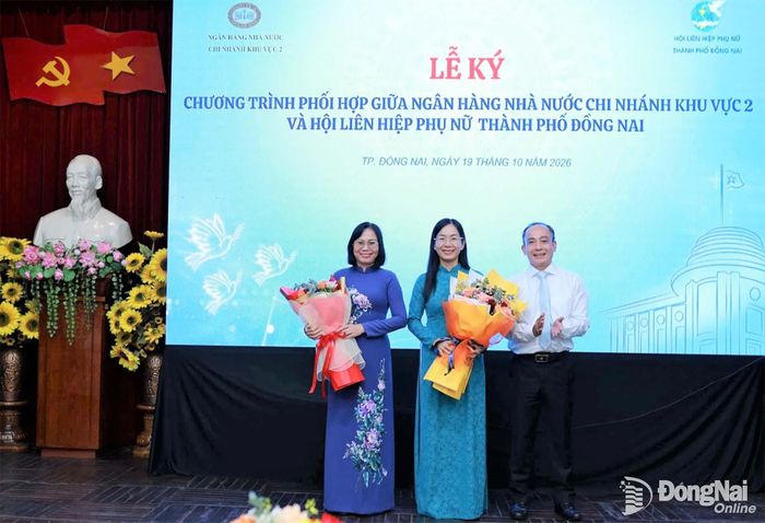 Phó Giám đốc Ngân hàng Nhà nước khu vực 2 Phạm Quốc Bảo tặng hoa chúc mừng đồng chí Thành ủy viên, Phó Chủ tịch UBND thành phố Nguyễn Thị Hoàng và Thành ủy viên, Phó Chủ tịch Ủy ban MTTQ Việt Nam thành phố, Chủ tịch Hội Liên hiệp Phụ nữ thành phố Lê Thị Thanh Loan nhân ngày 20-10. Ảnh: CTV