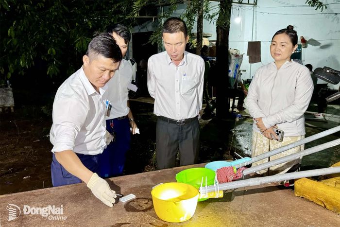 Đoàn kiểm tra lập biên bản kiểm tra tại cơ sở chăn nuôi vỗ béo tại xã Bàu Hàm. Ảnh: B.Nguyên