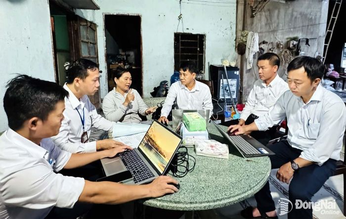 Đoàn kiểm tra lập biên bản kiểm tra tại cơ sở chăn nuôi vỗ béo ở xã Bàu Hàm. Ảnh: B.Nguyên