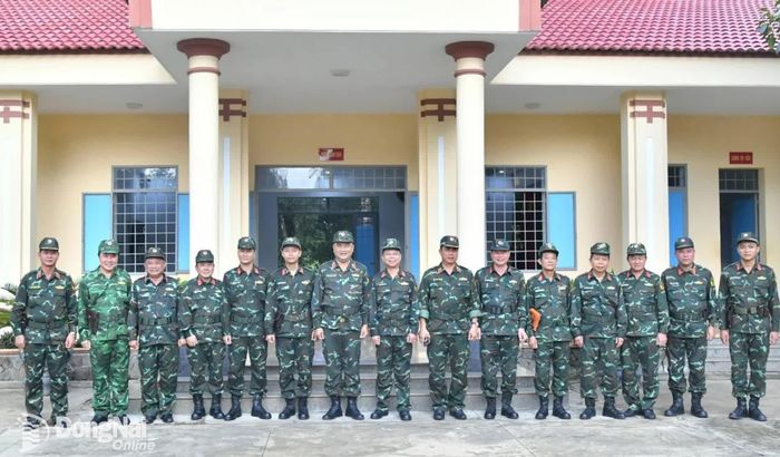 Thủ trưởng Quân khu 7 và Bộ Chỉ huy Quân sự thành phố Đồng Nai thăm, động viên Đại đội Bộ binh 1, Trung đoàn 41, Bộ Chỉ huy Quân sự thành phố Đồng Nai. Ảnh: Minh Tiến