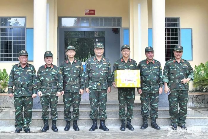 Thủ trưởng Quân khu 7 tặng quà, động viên Đội đội Bộ binh 1, Trung đoàn 41, Bộ Chỉ huy Quân sự thành phố Đồng Nai. Ảnh: Minh Tiến