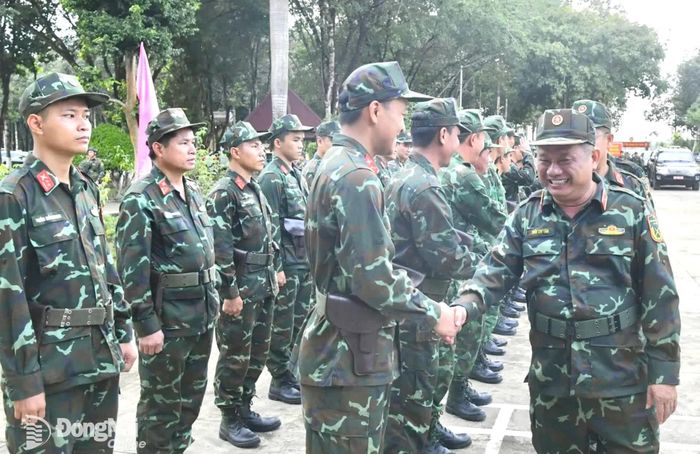 Thiếu tướng Trần Chí Tâm, Phó Chính ủy Quân khu 7 động viên, kiểm tra tại Đại đội Bộ binh 1, Trung đoàn 41, Bộ Chỉ huy Quân sự thành phố Đồng Nai. Ảnh: Minh Tiến