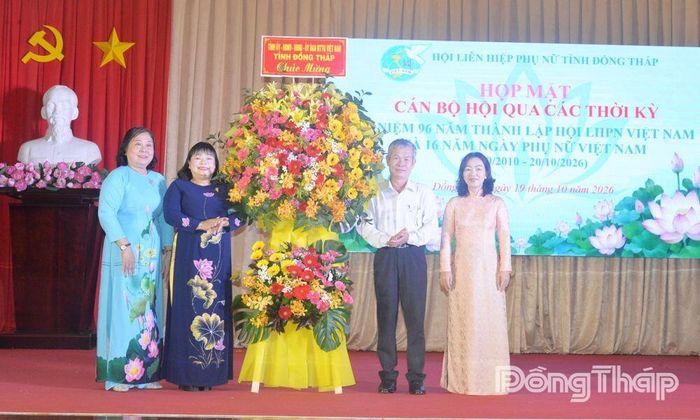 Đồng chí Đinh Văn Dũng, Ủy viên Ban Thường vụ Tỉnh ủy, Phó Chủ tịch Thường trực Ủy ban Mặt trận Tổ quốc Việt Nam tỉnh, trao tặng lẵng hoa chúc mừng Hội Liên hiệp Phụ nữ tỉnh.