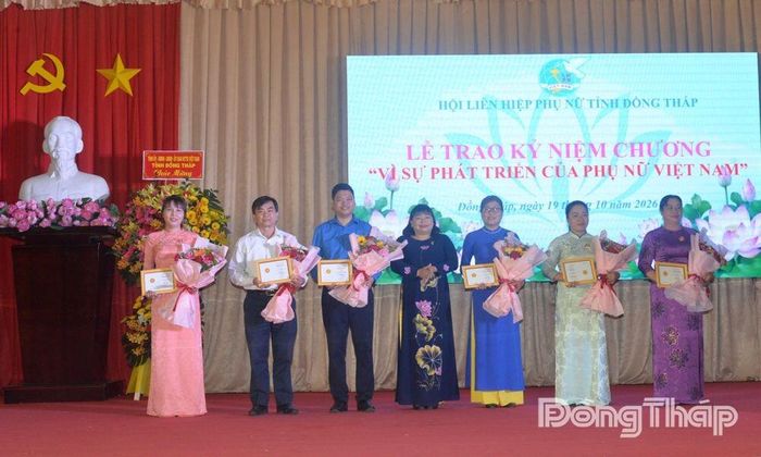 Trao Kỷ niệm chương “Vì sự phát triển của phụ nữ Việt Nam” cho các cá nhân.