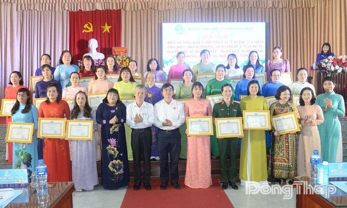 Khen thưởng các tập thể, cá nhân có thành tích.