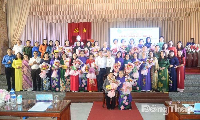 Tặng hoa các đồng chí nguyên là lãnh đạo Hội Liên hiệp Phụ nữ tỉnh qua các thời kỳ.